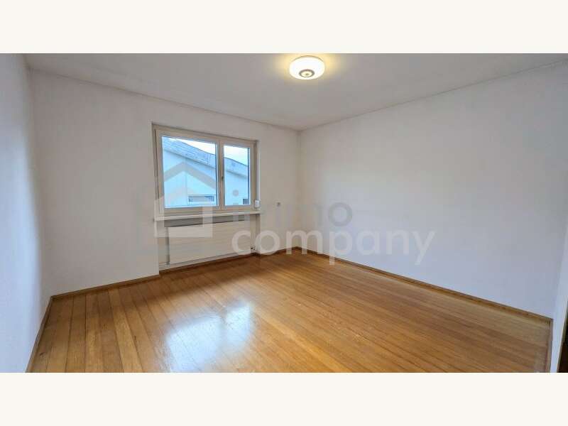 Schlafzimmer 1 - Bild 2 von 18 Mietwohnung in 6850 - 2