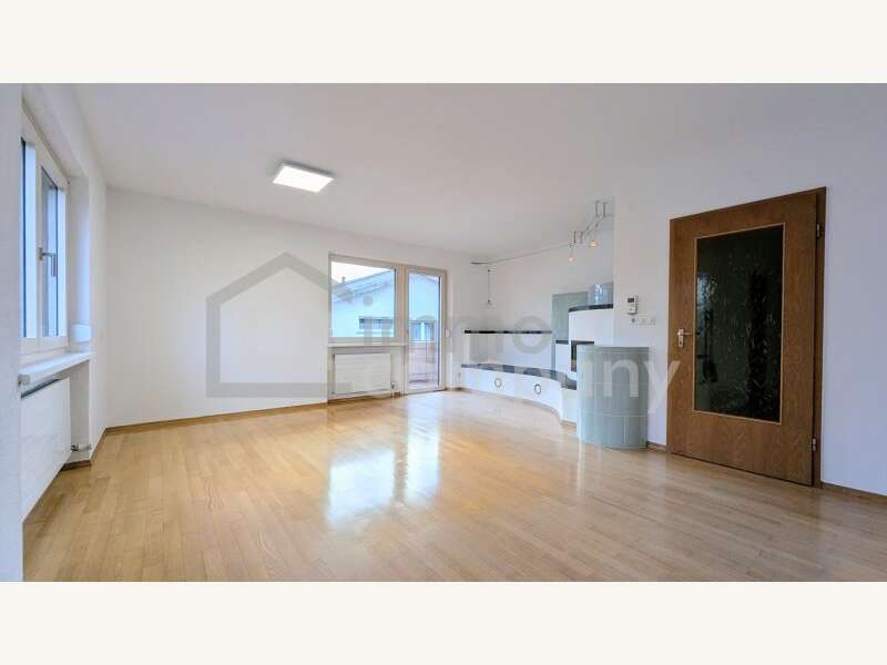 Wohnzimmer / Kamin - Bild 7 von 18 Mietwohnung in 6850 - 7