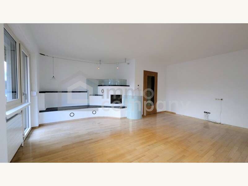 Wohnzimmer / Kamin - Bild 9 von 18 Mietwohnung in 6850 - 9