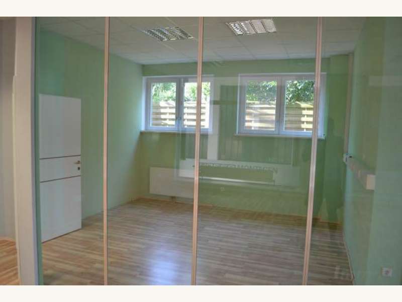 Einzelhandel in 8402  - 3