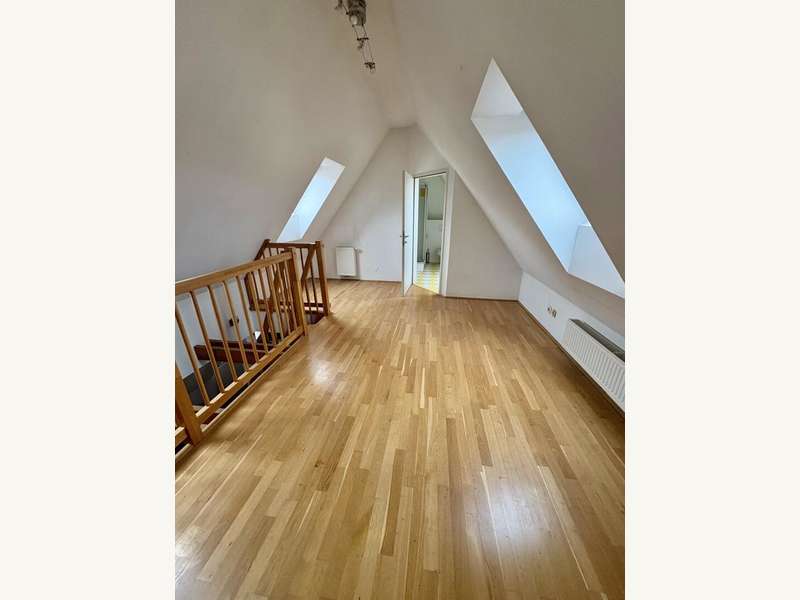 Wohnzimmer mit Treppe ins OG - Bild 3 von 11 Maisonette in 8010 - 3