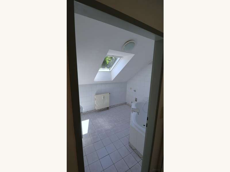 Bad mit Fenster und Eckbadewanne - Bild 12 von 28 Mietwohnung in 8052 - 12