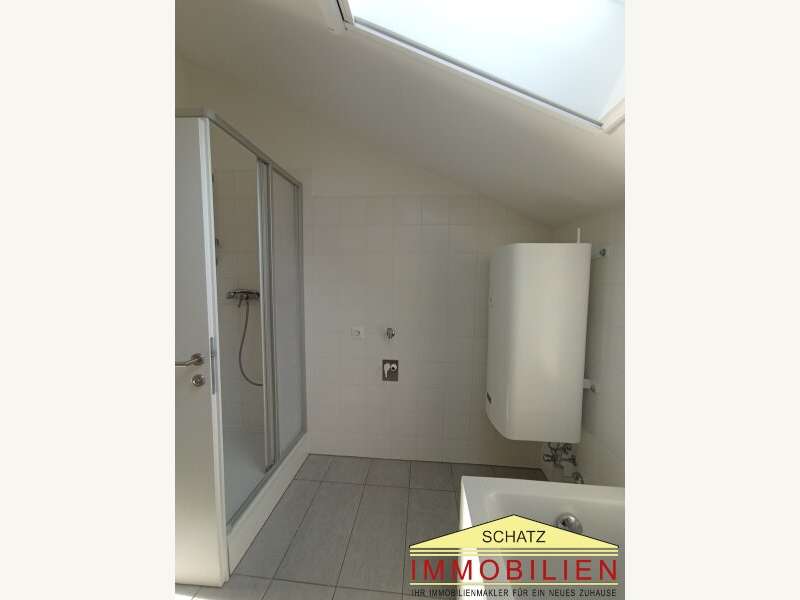 Badezimmer - Bild 10 von 17 Dachgeschosswohnung in 2565 - 10