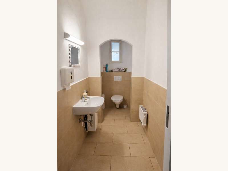 WC im Stiegenhaus - Bild 4 von 5 Büro/Praxis in 2460 - 4